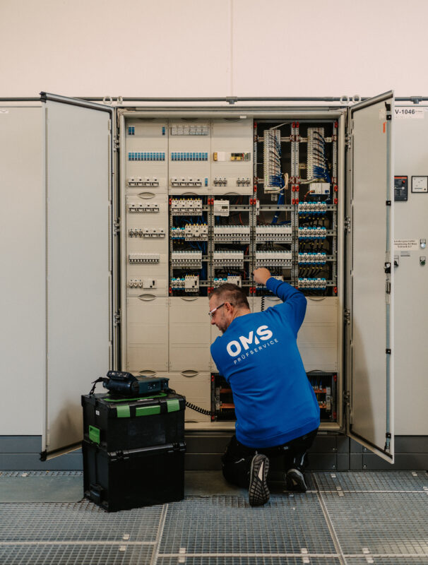 Prüfung nach DIN VDE 0150-100 einer NSHV durch OMS Mitarbeiter